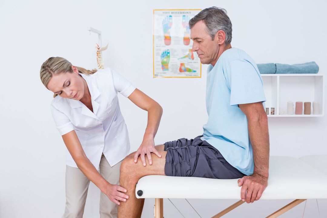 médico examinando um paciente com artrose do joelho